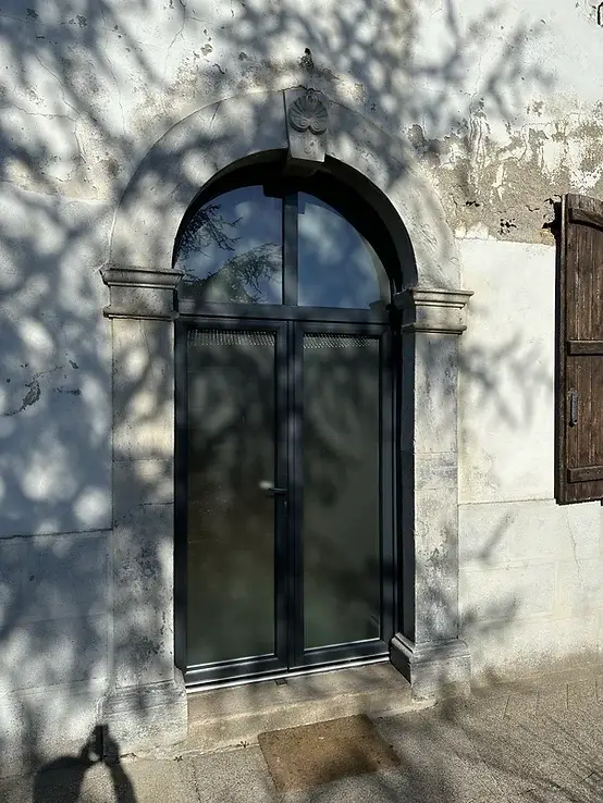 porte-entree-bois-noir.jpg