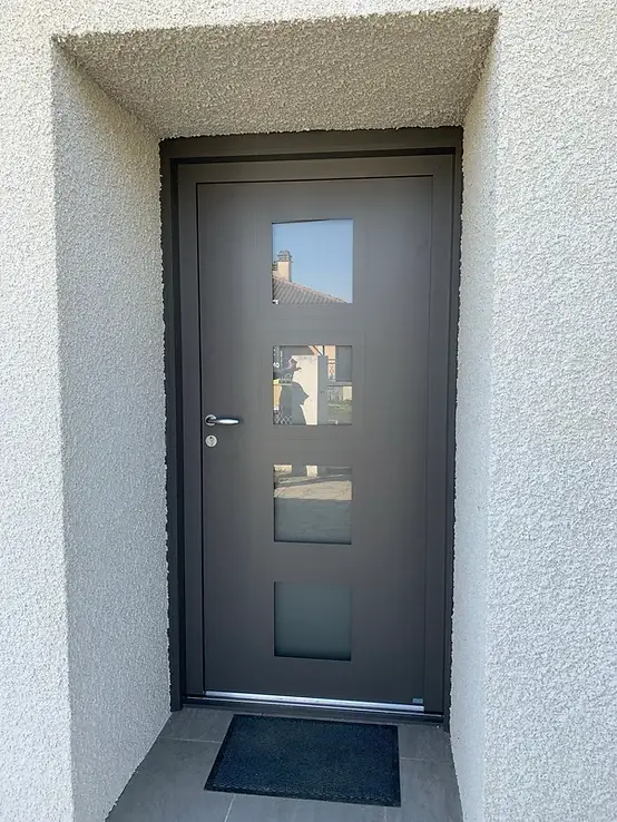 porte-entree-classique-grise.jpg