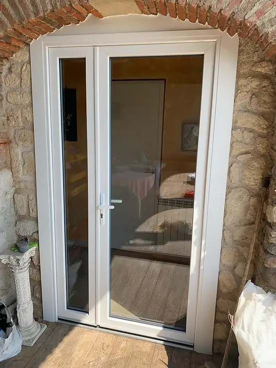 porte-entree-pvc-haute-resistance.jpg