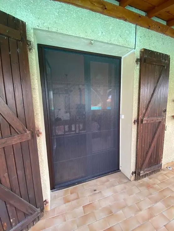 moustiquaire-enroulable-fenetre.jpg