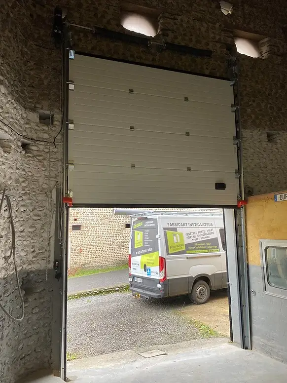 porte-garage-motorisee-blanche.jpg